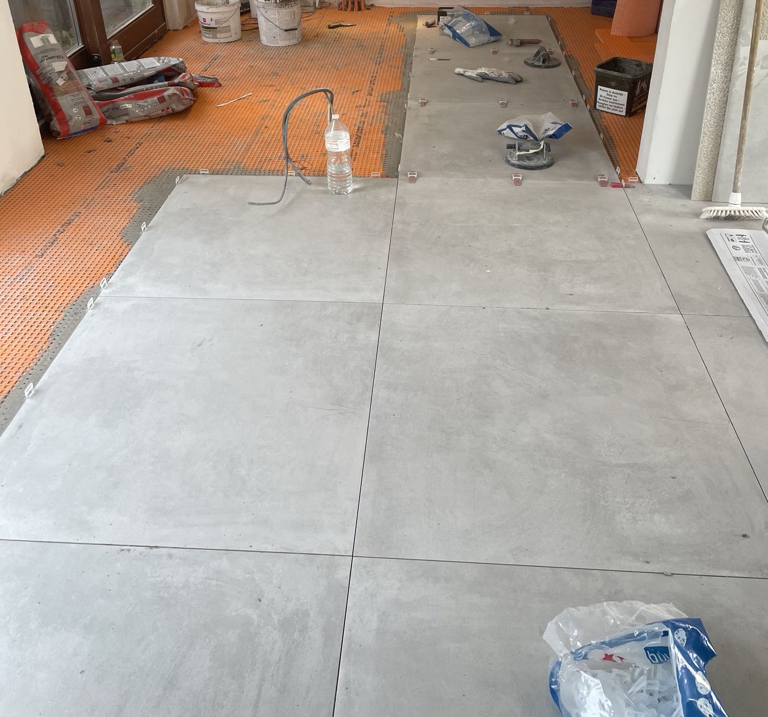 Pose de carrelage grand format sur natte de désolidarisation orange