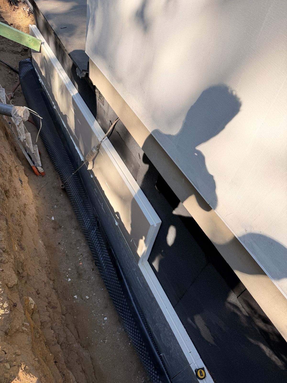 Détail de l'isolant XPS et de la nappe drainante contre le mur enterré