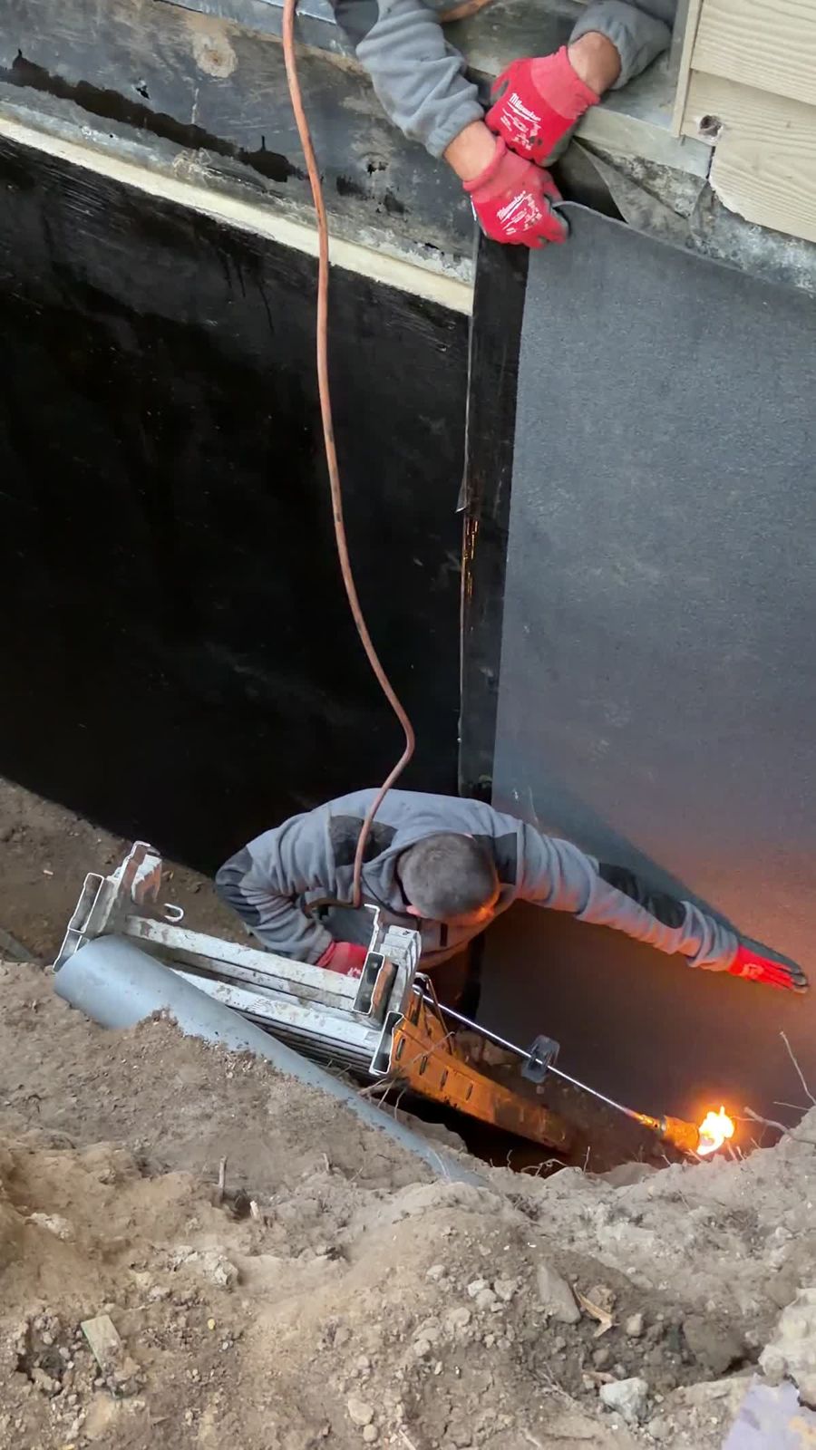 Soudure au chalumeau d'une membrane bitumineuse sur le mur de cave