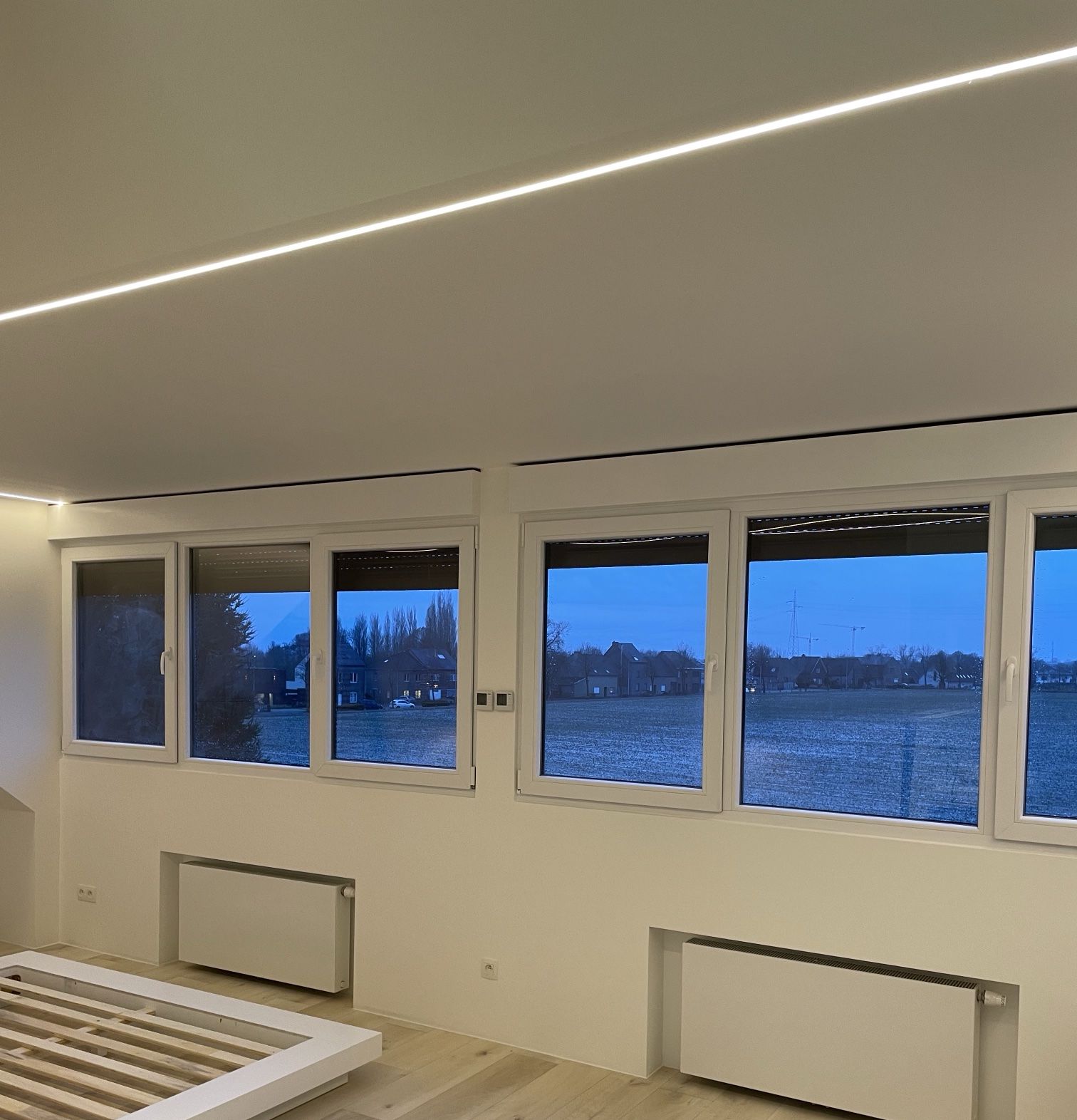 Chambre avec parquet chêne et bandeau LED au plafond