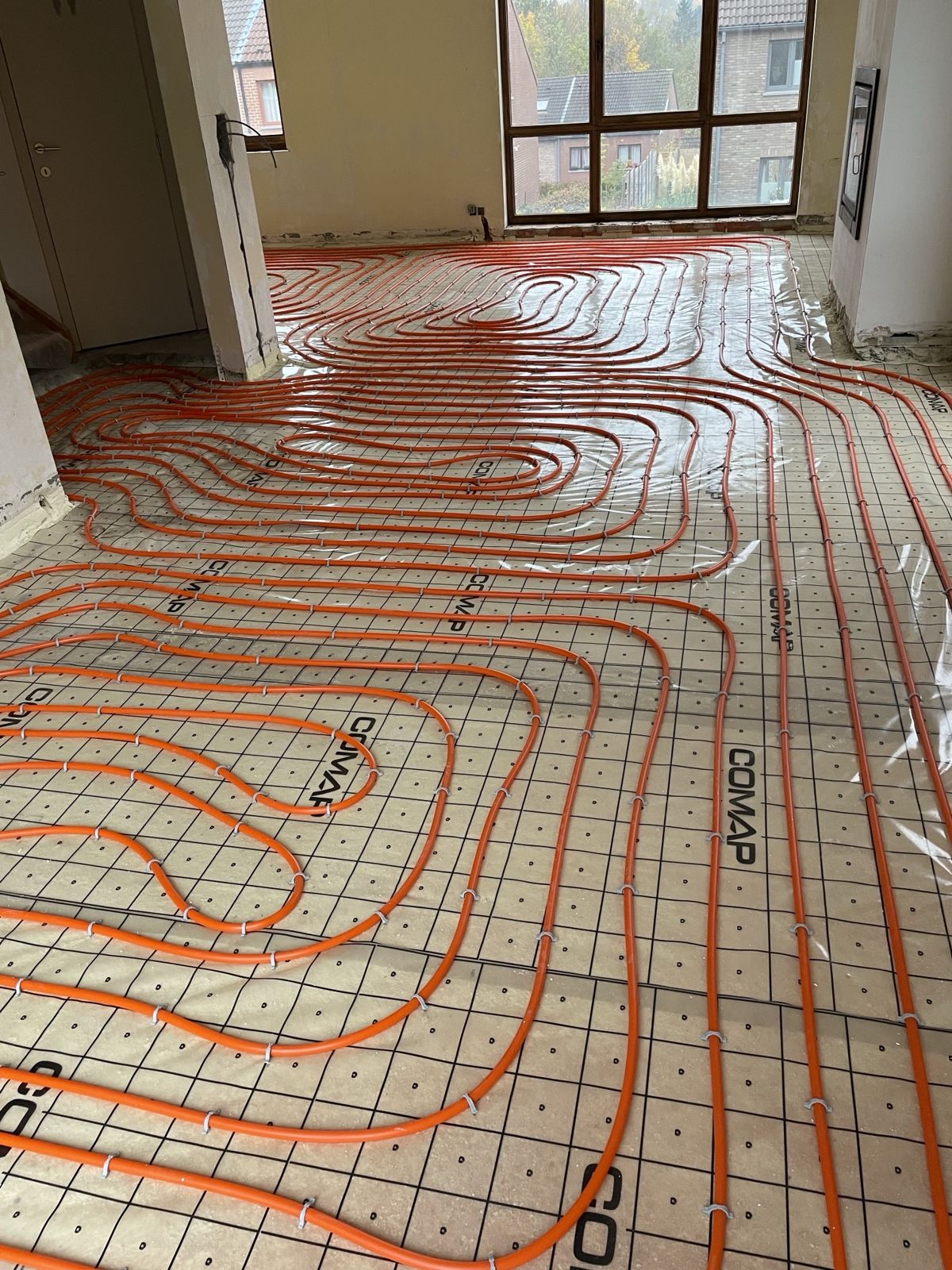 Réseau de tubes de chauffage par le sol dans tout le rez-de-chaussée
