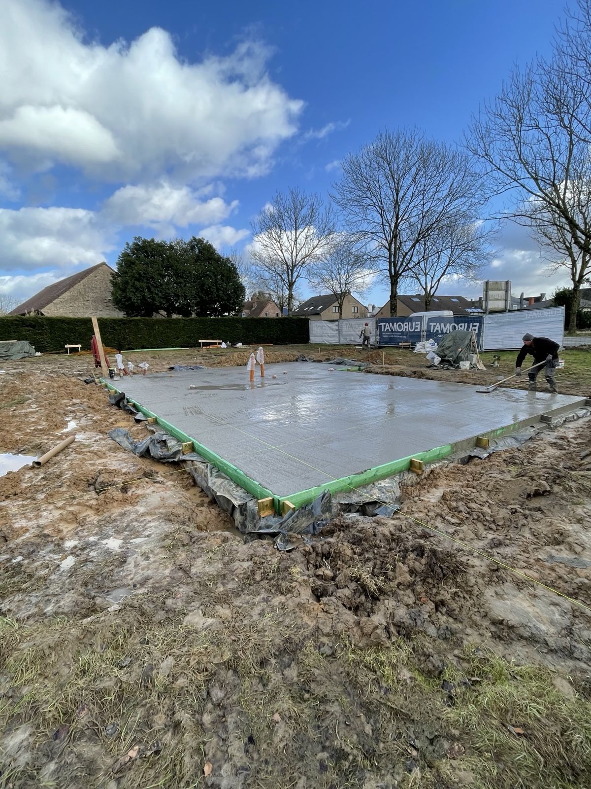 Dalle béton coulée vue d'ensemble avec coffrage vert
