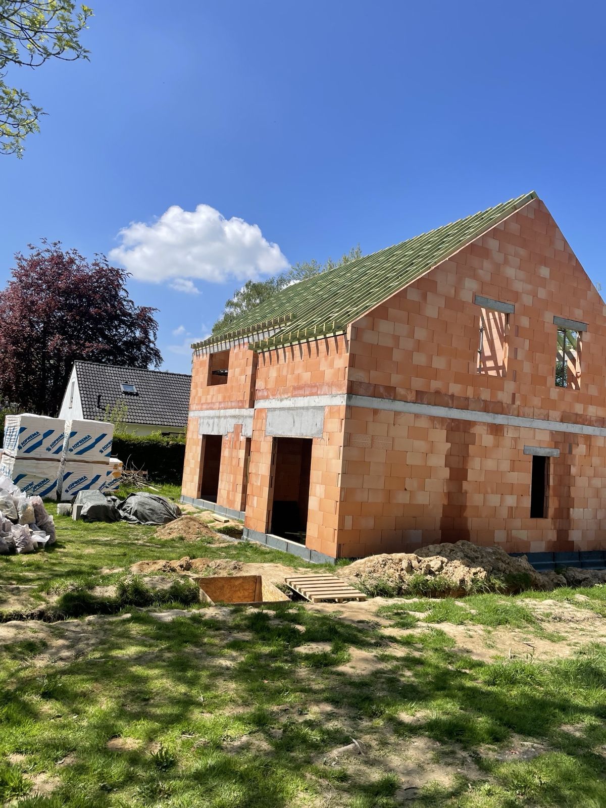 Murs en briques isolantes montés avec linteaux béton et charpente posée