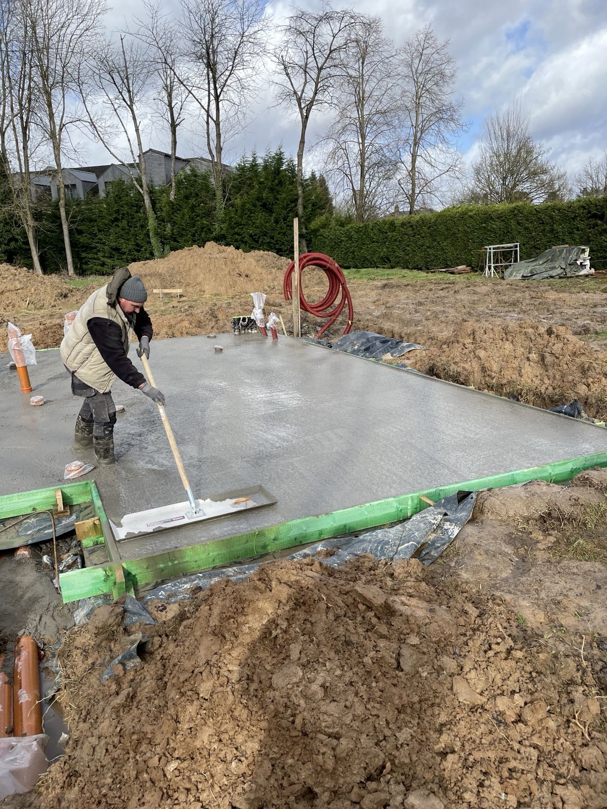 Coulage et lissage de la dalle de sol en béton