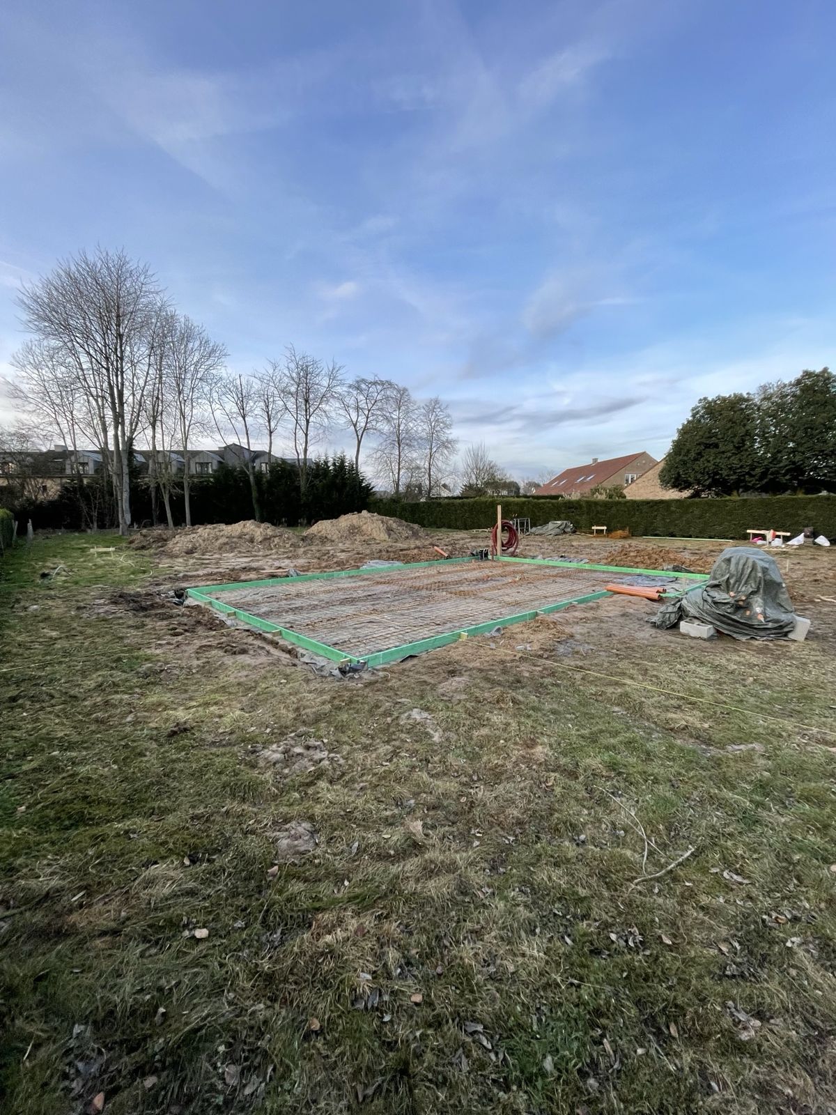 Vue large du radier ferraillé avant coulage