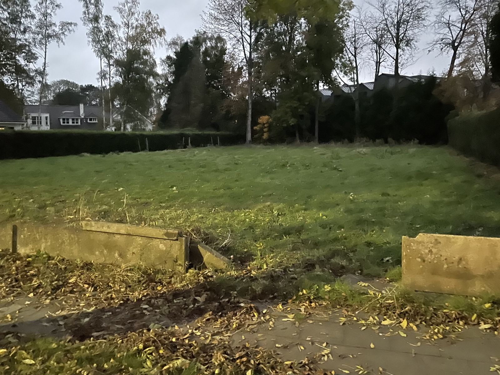Terrain vide avant le début de la construction