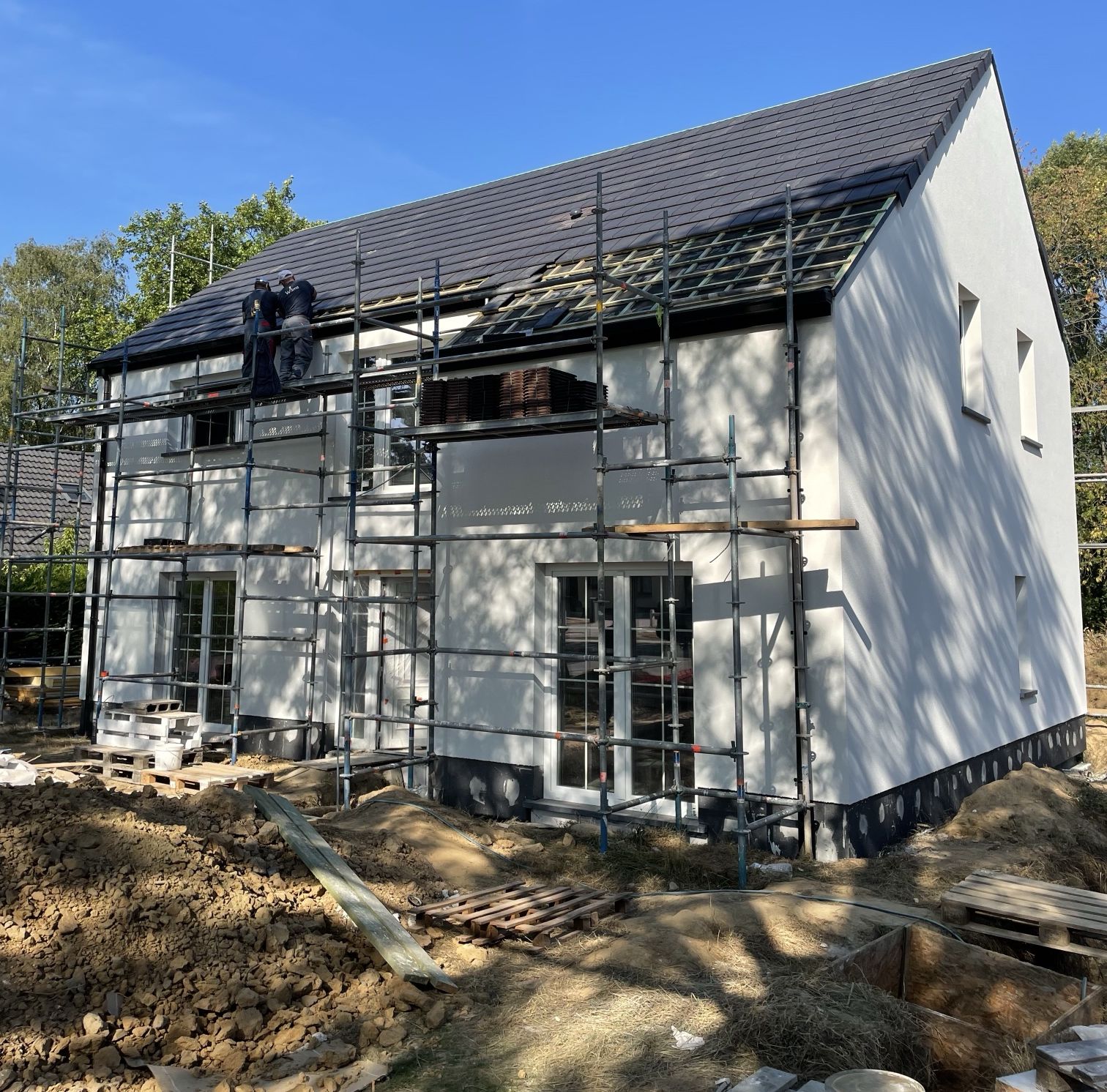 Maison neuve à Waterloo avec façade enduite blanche et toiture en tuiles anthracite