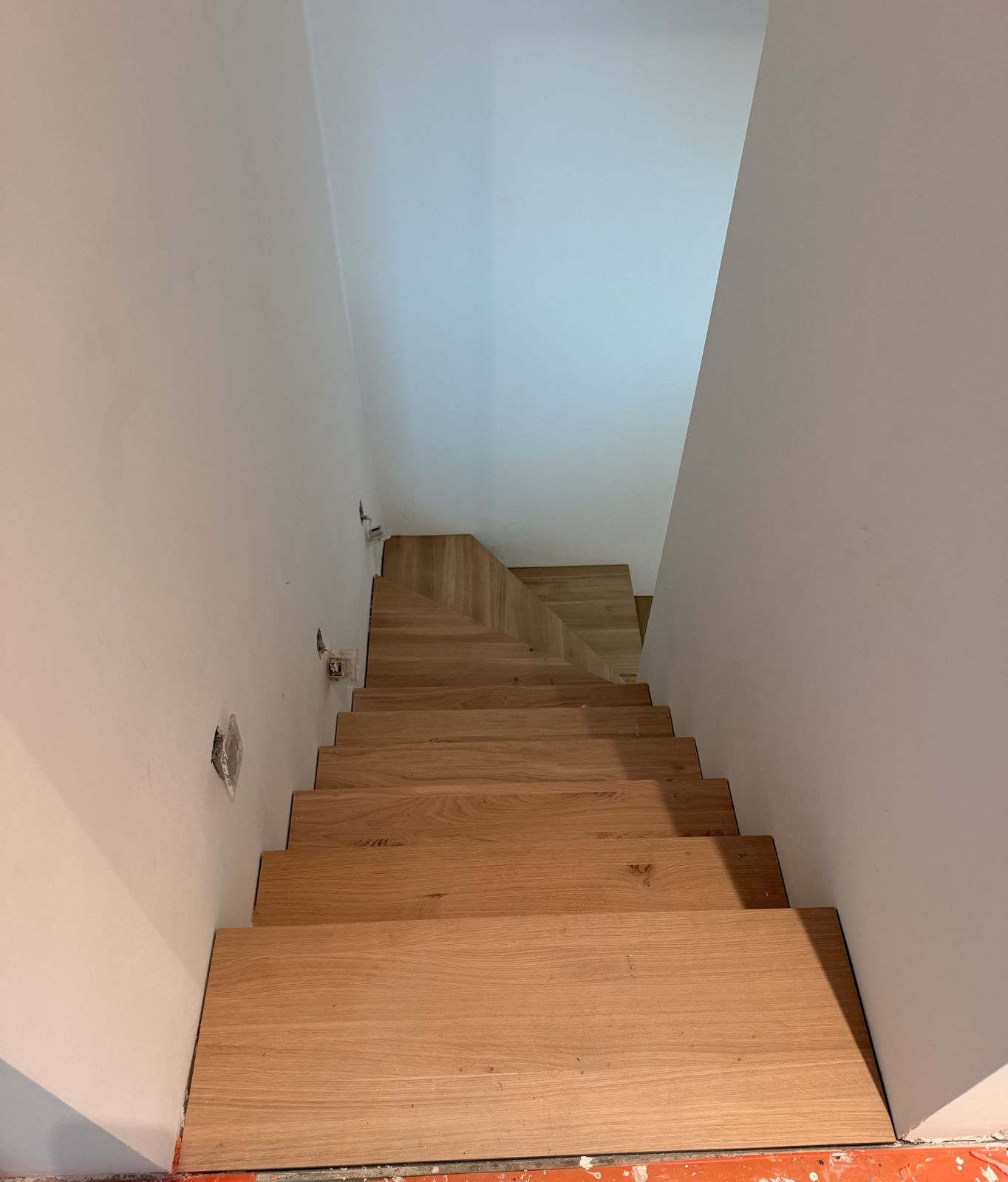 Le même escalier habillé de marches et contremarches en chêne