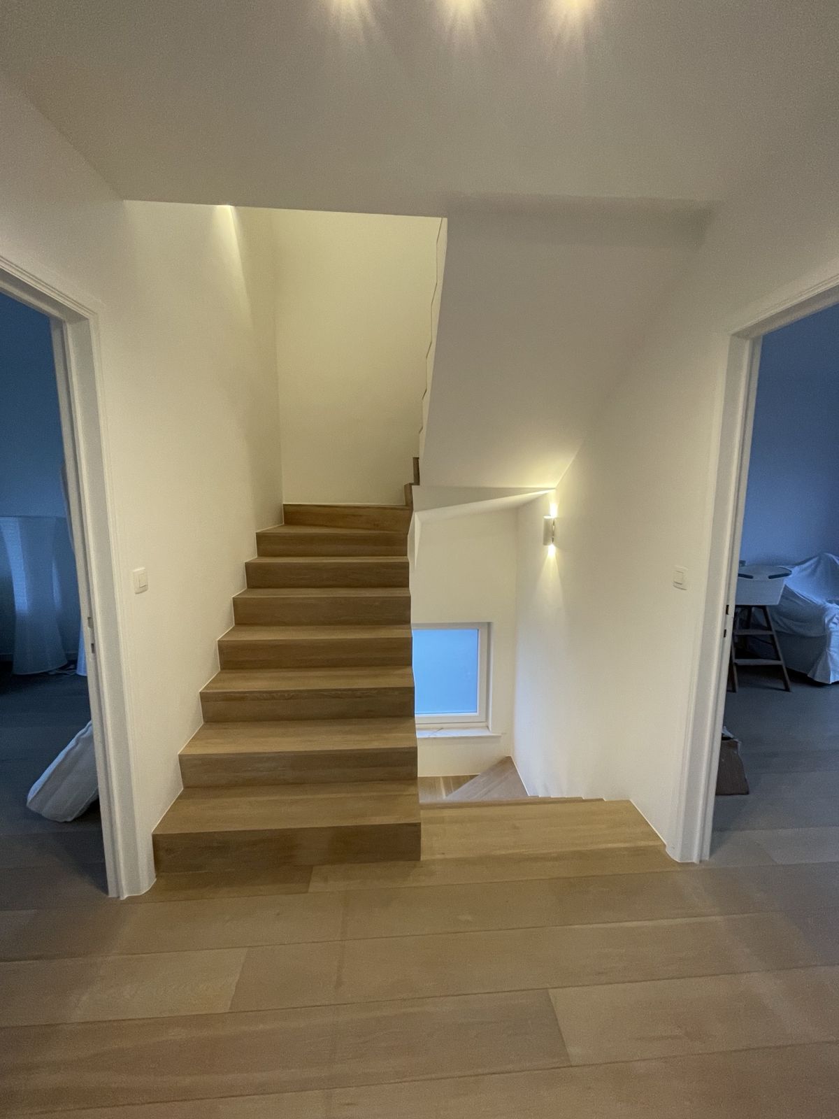 Escalier habillé en chêne avec parquet assorti