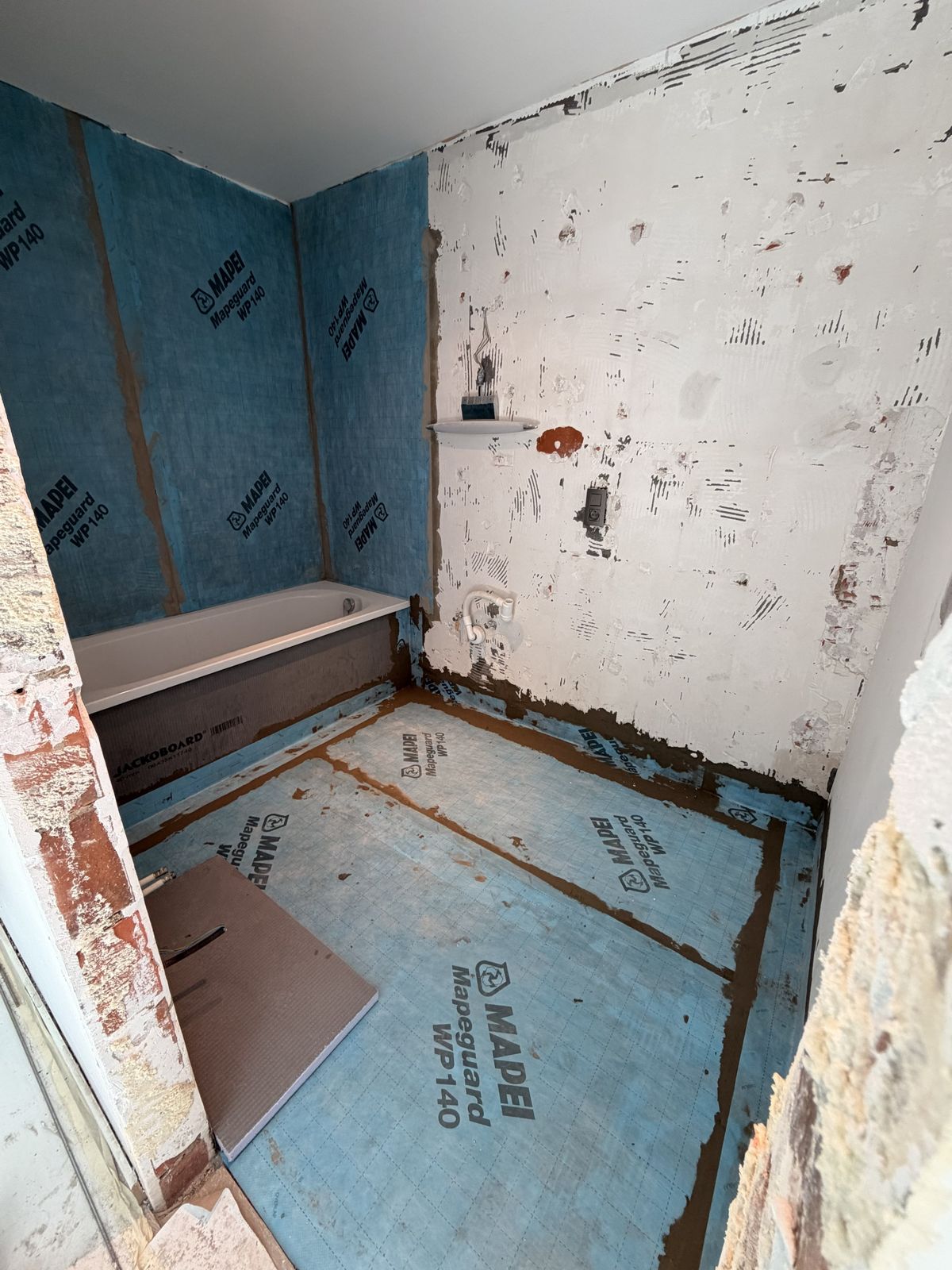 Étanchéité de la zone baignoire et des murs humides avant faïence