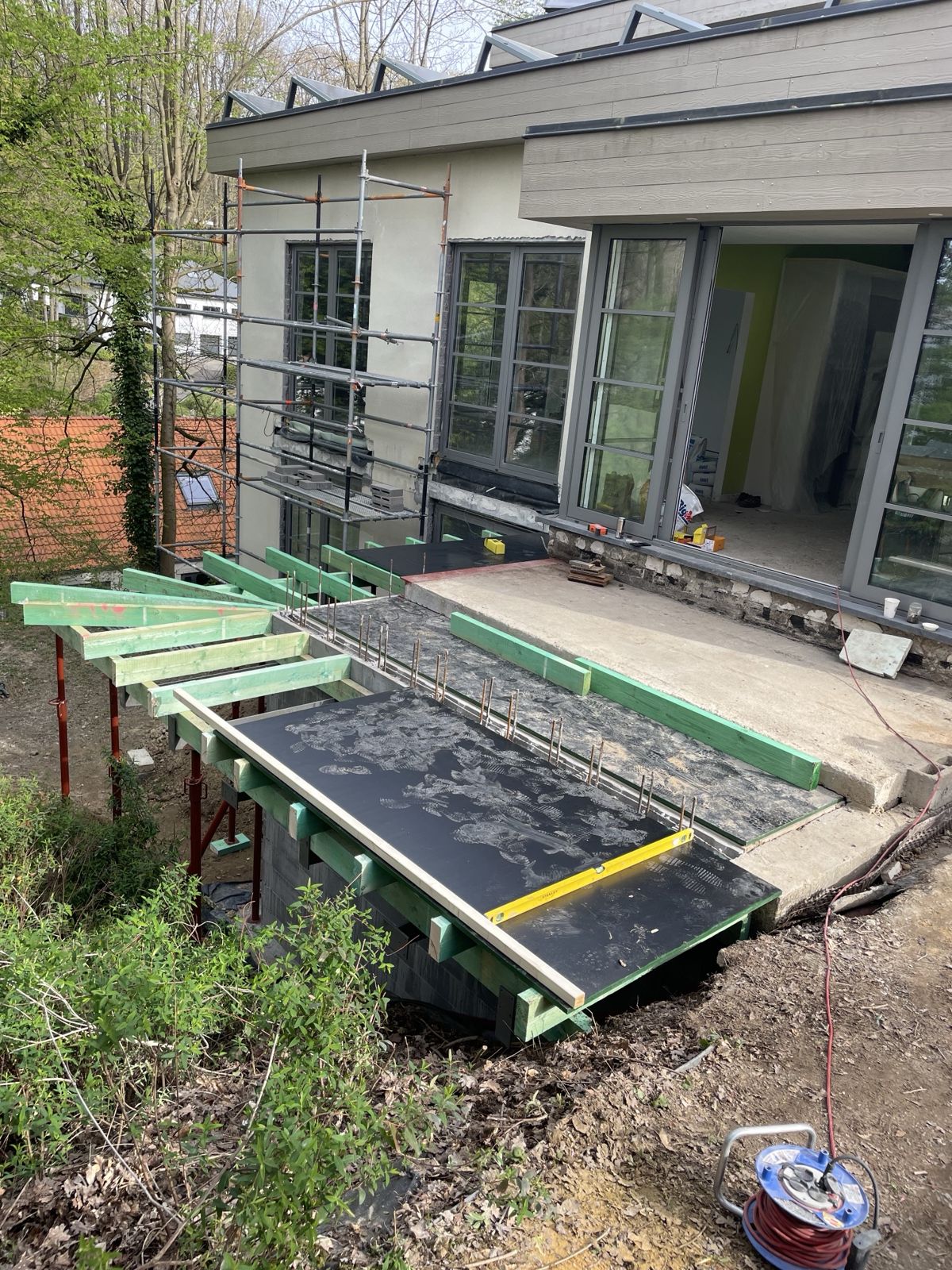 Coffrage et étançons de la nouvelle terrasse en béton