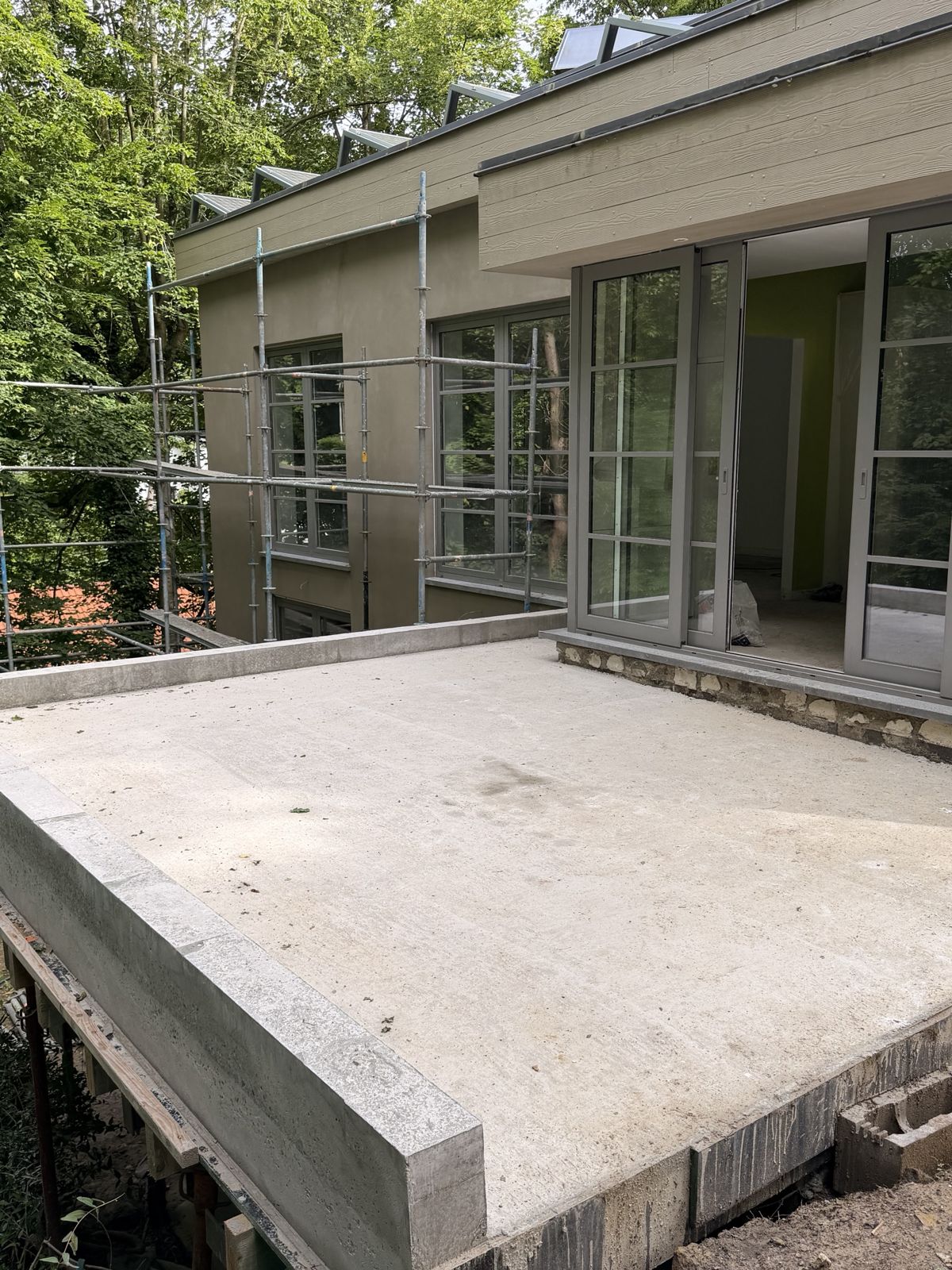 Dalle en béton armé coulée, terrasse en porte-à-faux