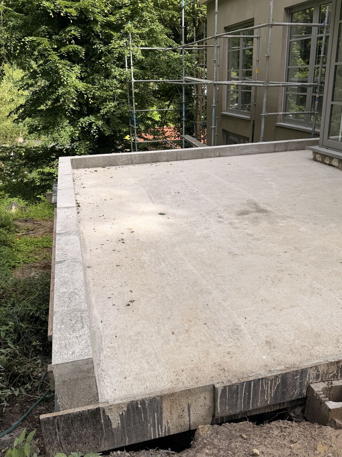 Détail de la dalle béton coulée et de la rive de la terrasse