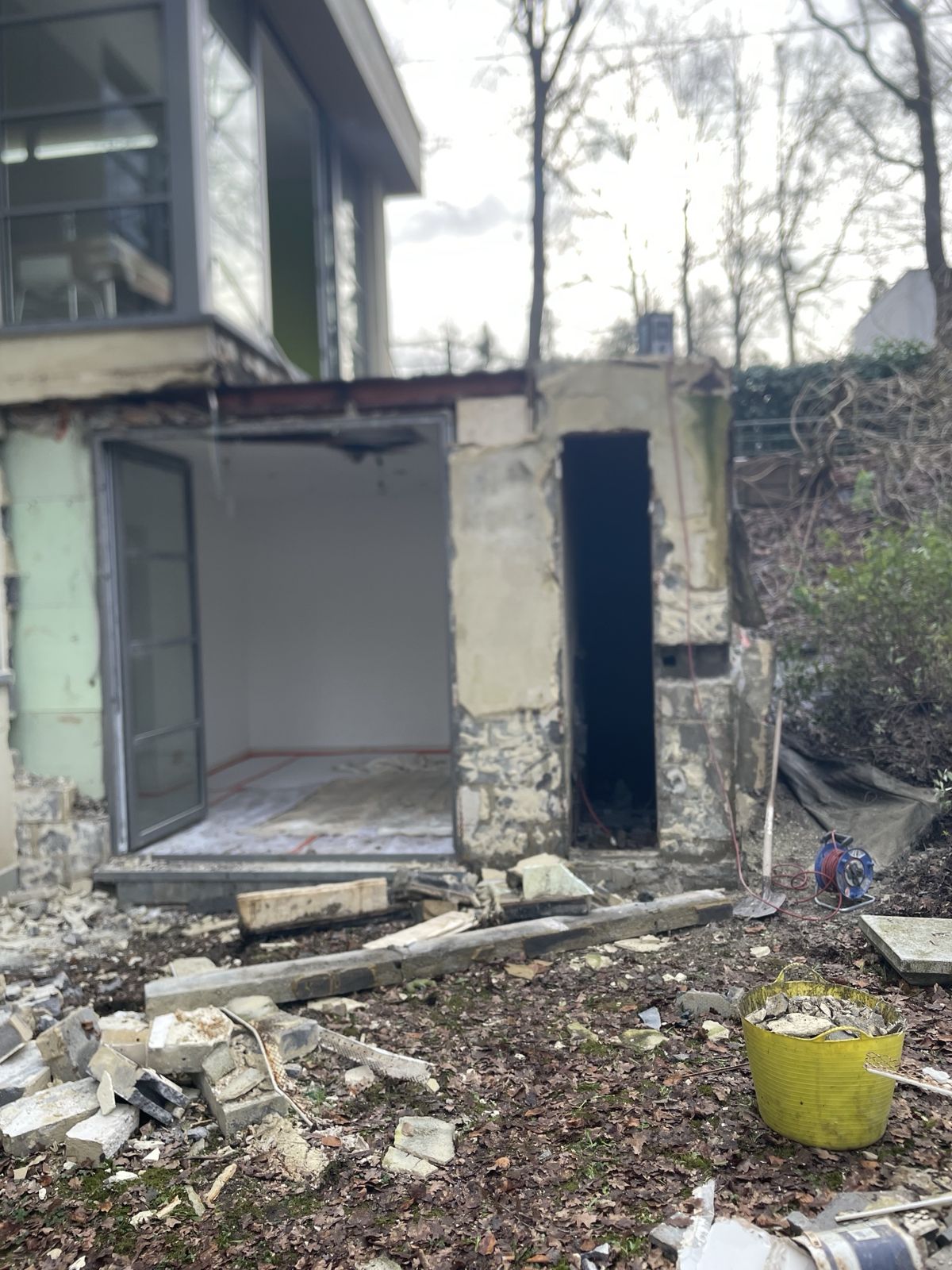 Ancienne annexe en cours de démolition avant la construction de la terrasse à Overijse