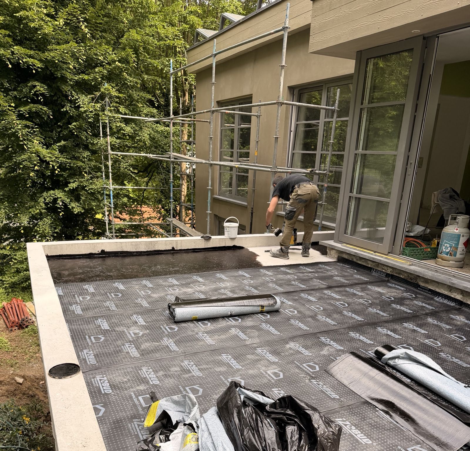 Pose de l'étanchéité bitumineuse sur la dalle de terrasse