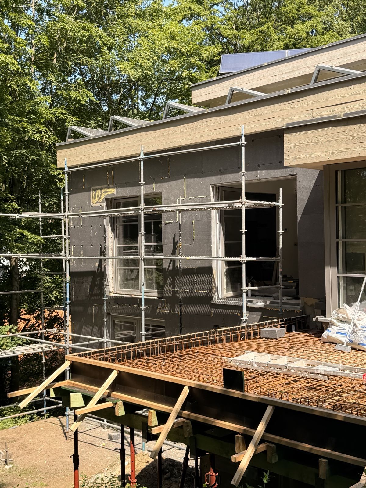 Ferraillage de la dalle de terrasse avec isolation de façade en cours