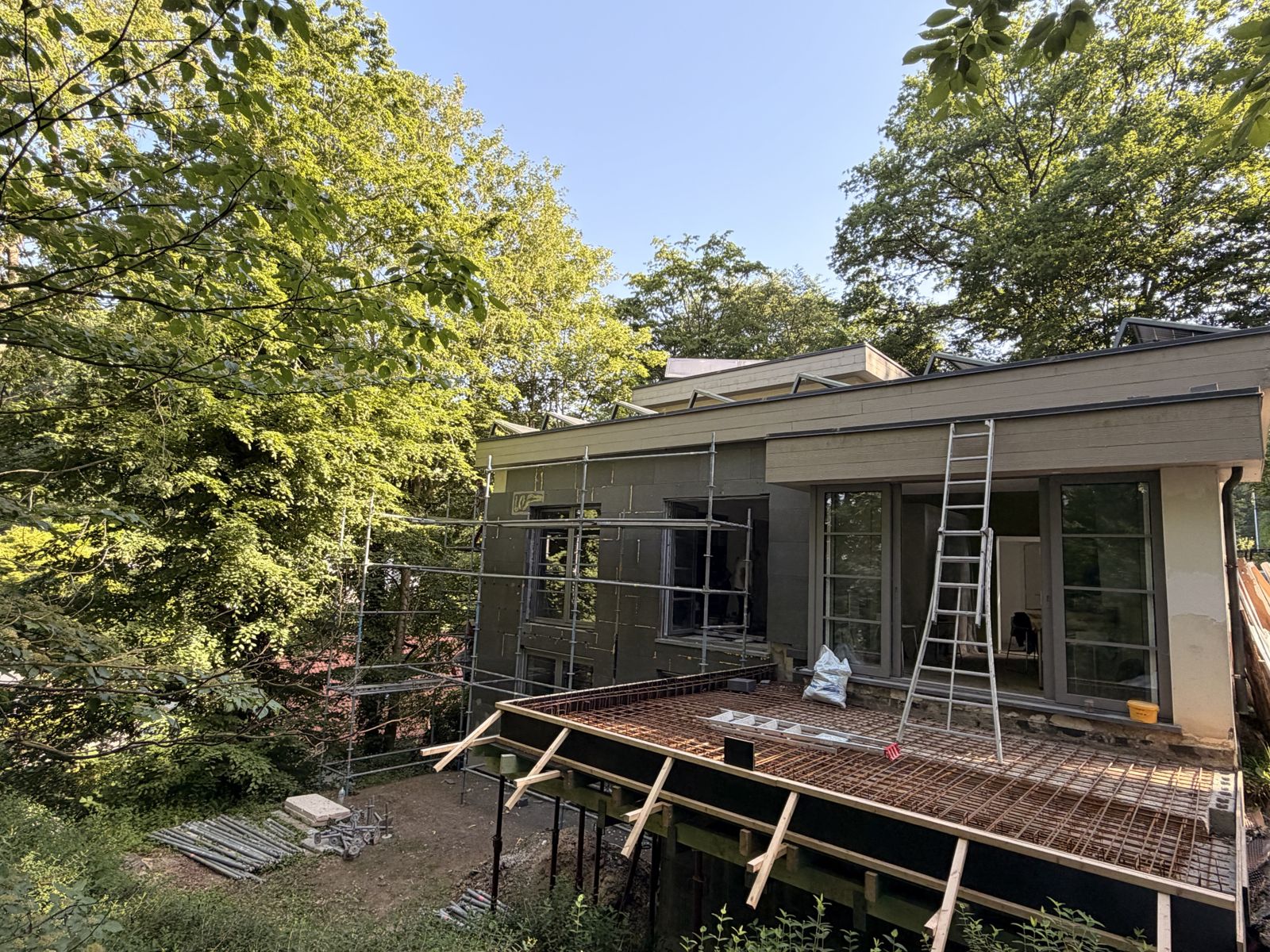 Vue d'ensemble du ferraillage de la terrasse et de la villa en rénovation