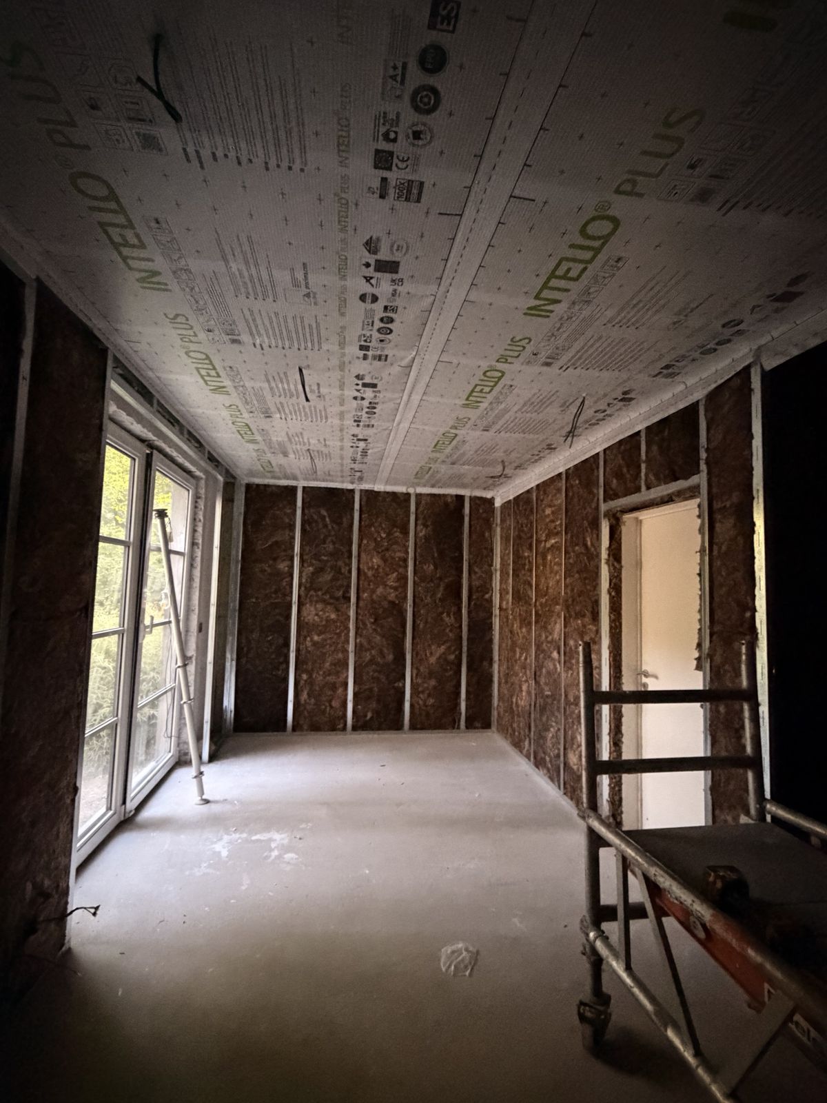Chambre entièrement remplie de laine minérale entre les montants, murs et plafond