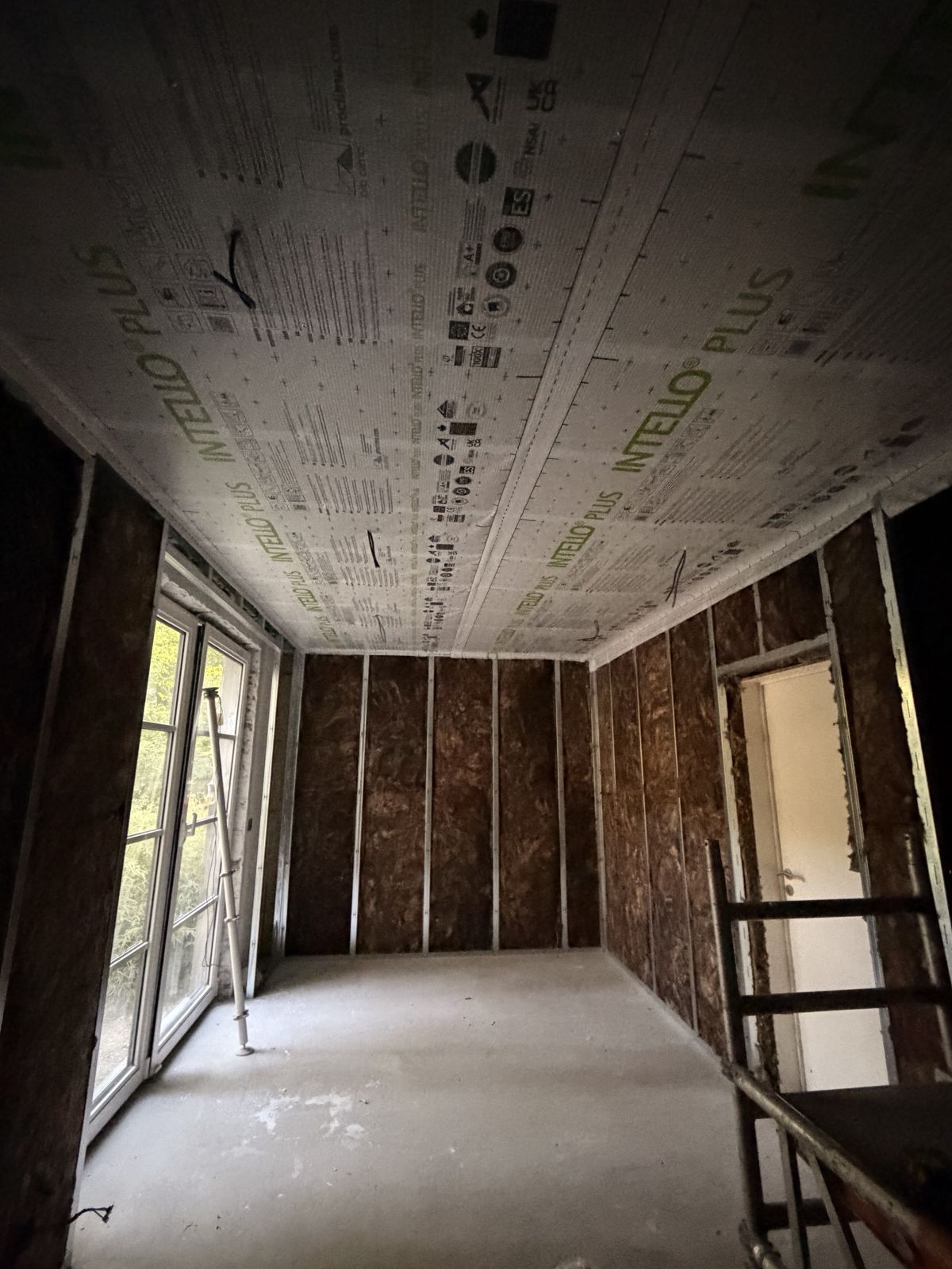 Vue vers le plafond isolé et les murs de la chambre remplis de laine minérale
