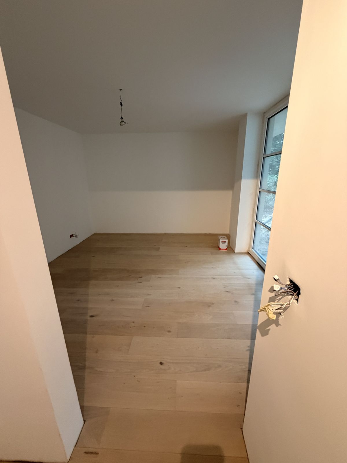 La même chambre avec parquet en chêne posé