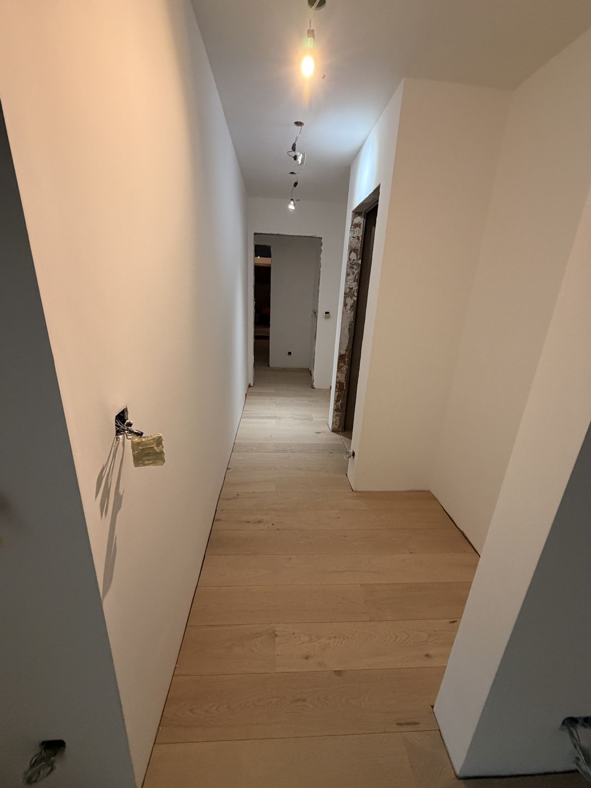 Couloir avec parquet chêne larges lames