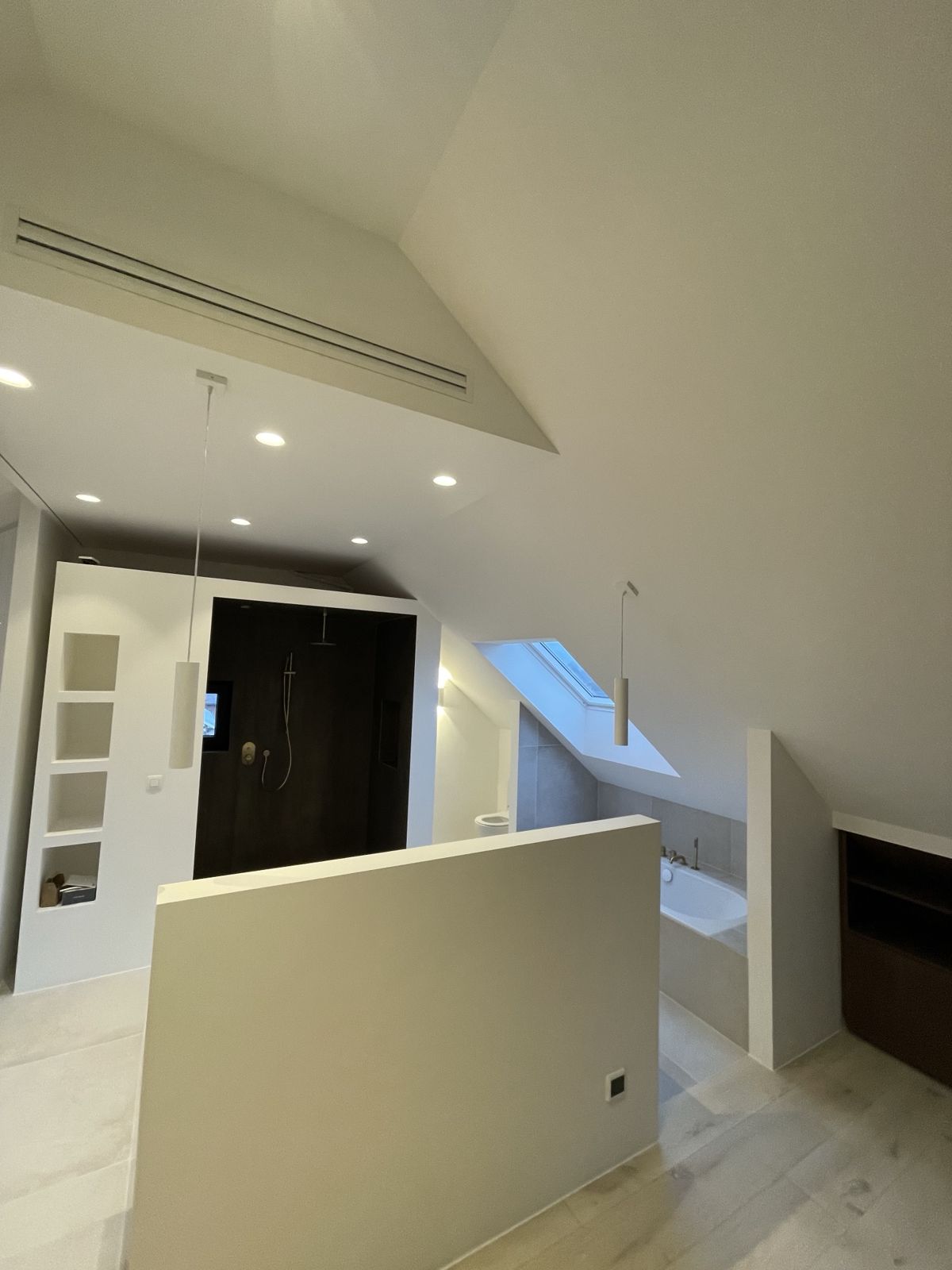 Suite parentale sous combles à La Hulpe avec douche walk-in, baignoire et parquet