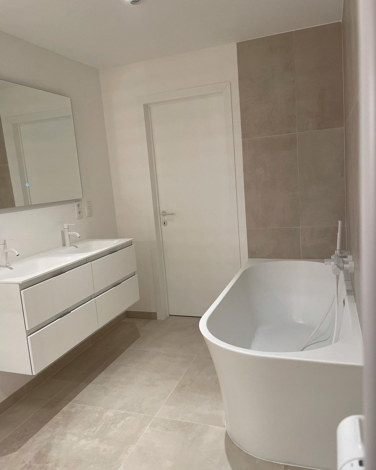 Baignoire semi-îlot et meuble double vasque suspendu blanc