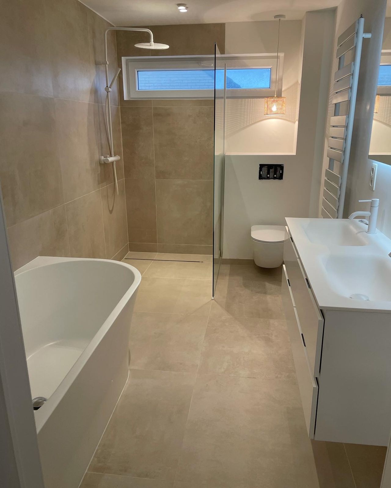 Salle de bain terminée : douche à l'italienne, baignoire et double vasque