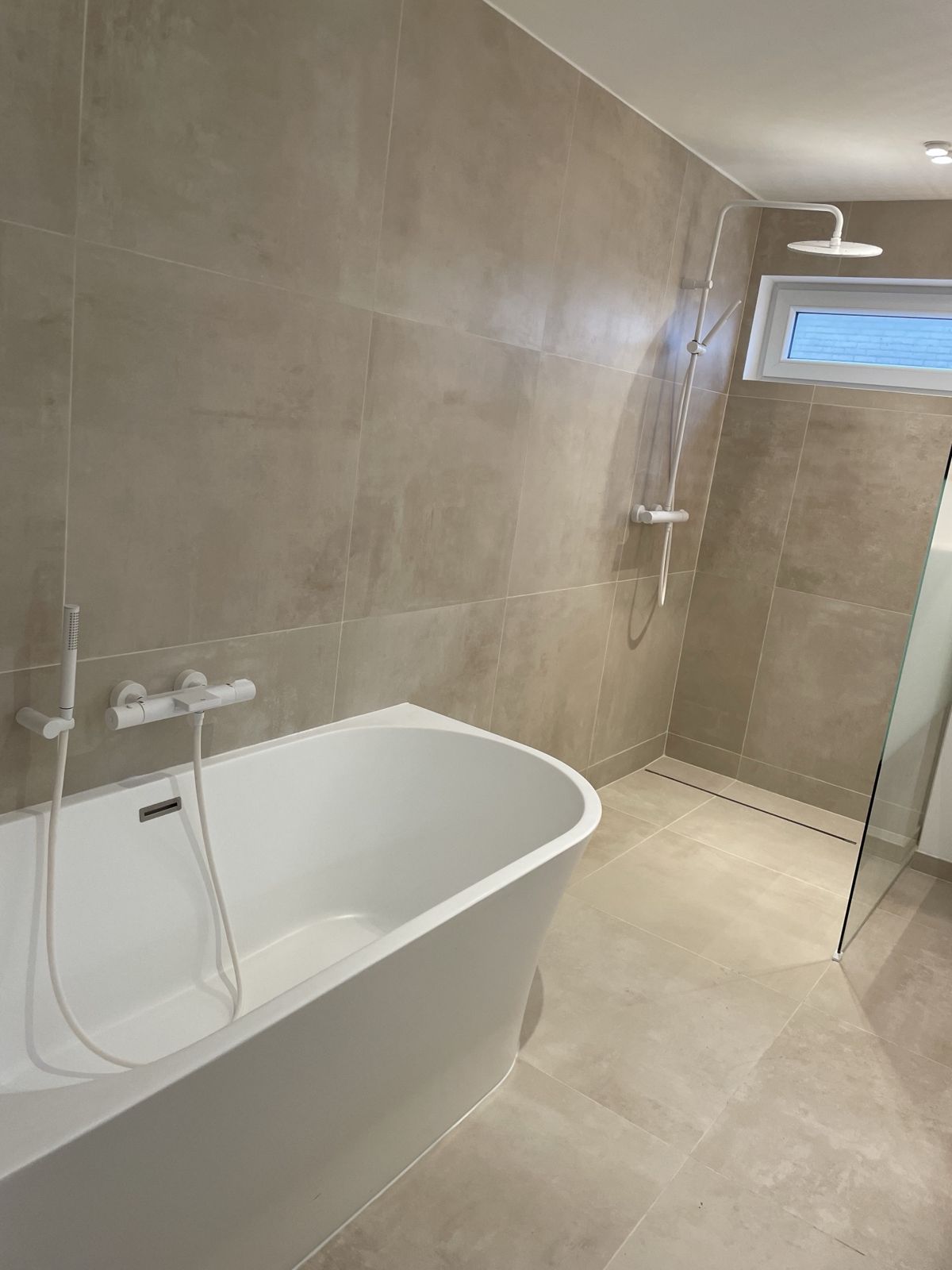 Salle de bain à Wemmel avec baignoire îlot et douche à l'italienne, robinetterie blanche