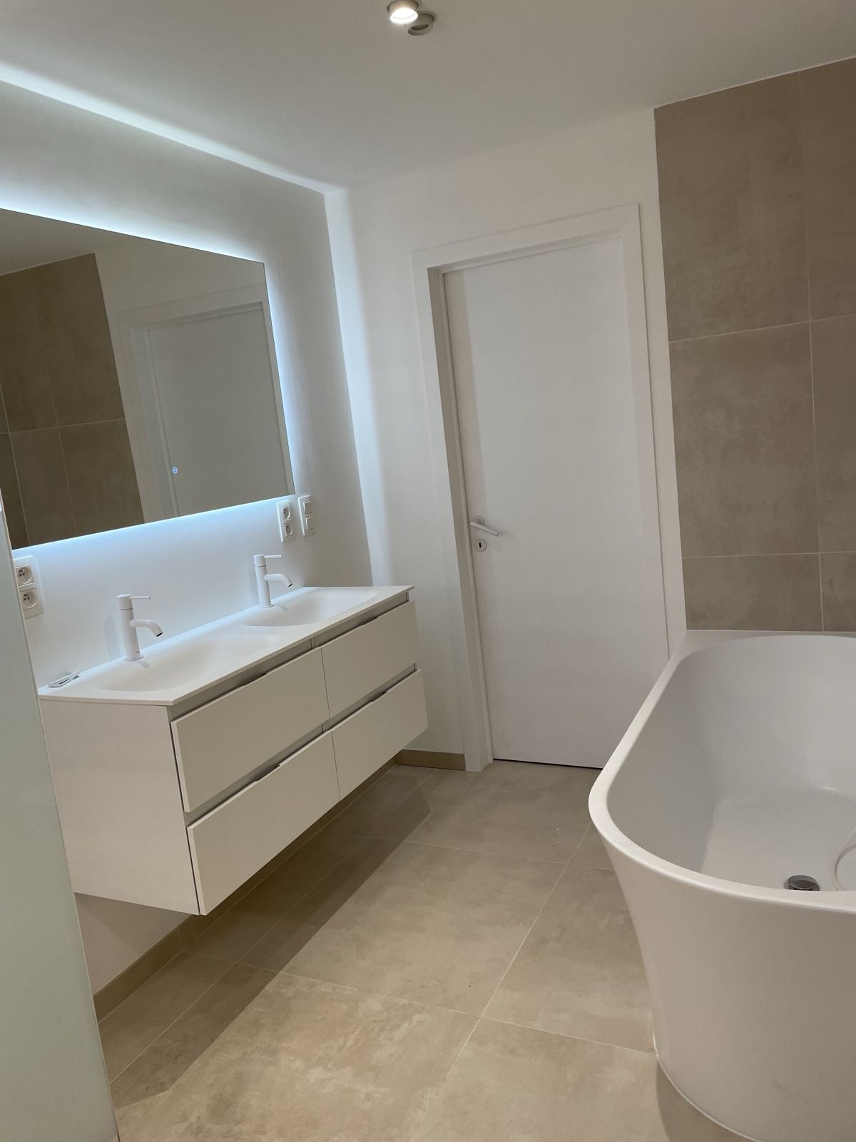 Meuble suspendu double vasque et miroir rétroéclairé LED
