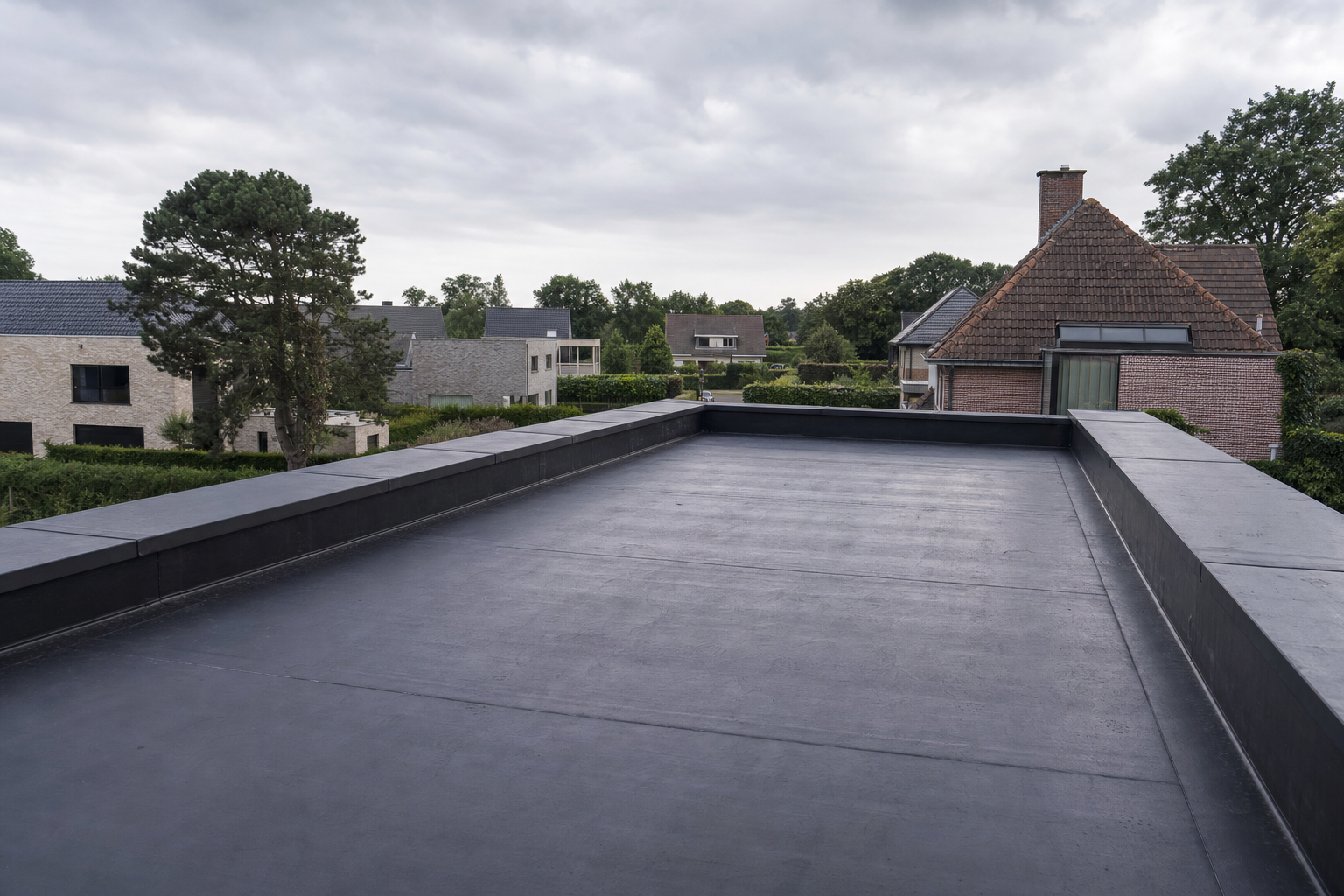Toiture plate EPDM fraîchement installée sur une maison belge